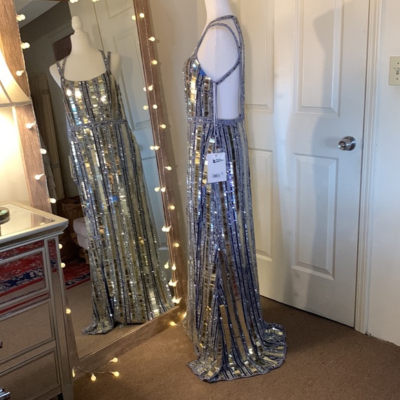 MAC DUGGAL
Halter Neck Embellished Detailed Back Gown - Picture 10 of 17